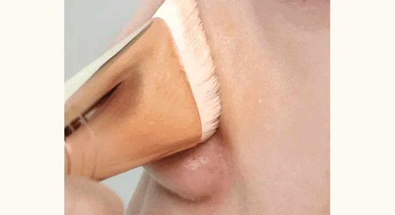 打造平滑乾淨底妝~化妝師聯名研發!FilliMilli S 系列 Smooth Skin Filter Foundation Brush 3角形美肌濾鏡粉底掃#827