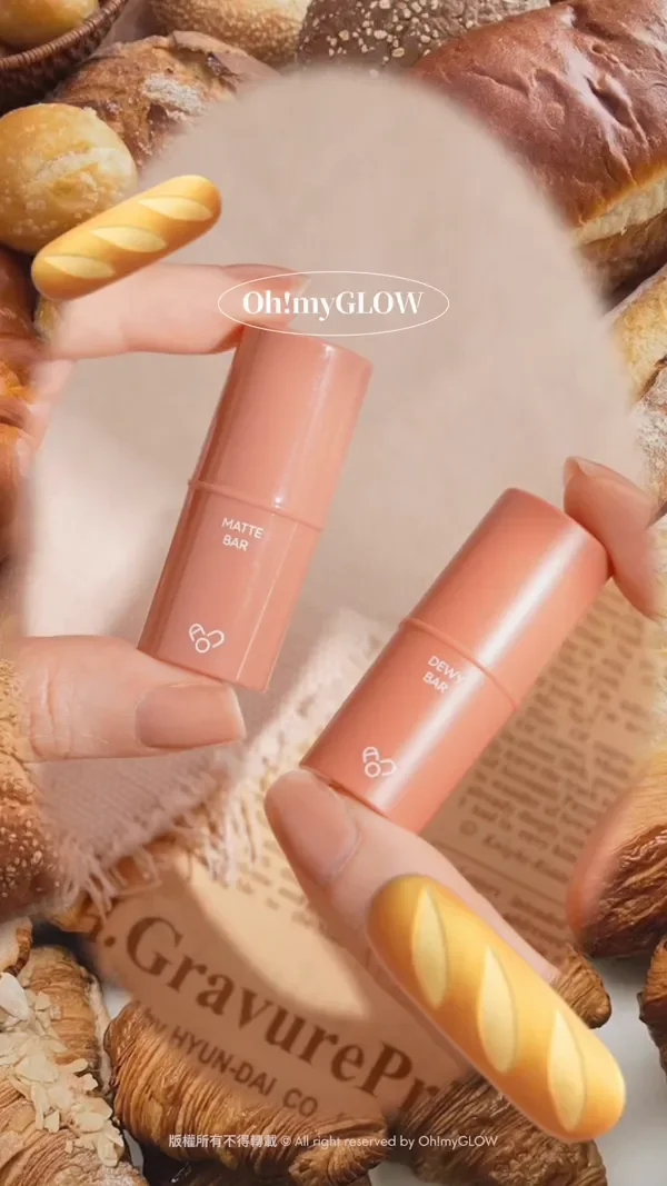 Sometimes I am a... 盤點烤烘色調美妝品 Sometimes I am a Baguette AOU Matte Bar 多用途唇頰兩用霧面唇膏棒 Dewy Bar 多用途水潤唇頰兩用棒 版權所有不得轉載 © All right reserved by Oh!myGLOW